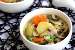 Canh khoai tây cà rốt nấm nút ngon ngọt