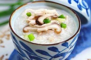Mỗi khi đổi mùa mẹ lại nấu cháo ức gà nấm đông cô tươi và gừng
