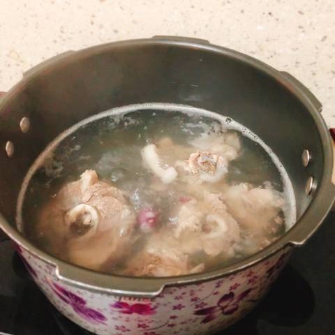 canh bí đỏ đậu ngự hầm với xương 2